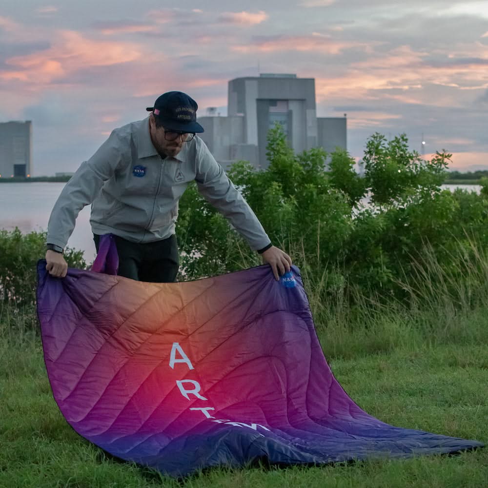 Original Puffy Blanket NASA Blanket Artemis Horizon Rumpl